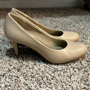 ⭐️ COMFORT PLUS By PREDICTIONS Shiny Cream Color Pump w/ 2.75” Heel ⭐️